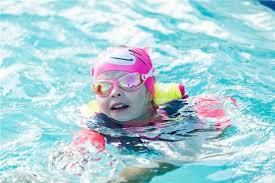 游泳（swimming 1 ），是人在水的浮力作用下产生向上漂浮，凭借浮力通过肢体有规律的 运动 ，使身体在水中有规律运动的技能。. æ¢¦è§å°å­©æ¸¸æ³³ å'¨å…¬è§£æ¢¦