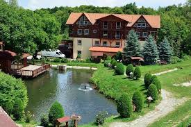 Pastravaria albota probabil cea mai vizitata pastravarie din tara noastra ofera turistilor conditii bune atat la cazare cat si la restaurant, complexul turistic este formant din mai multe vile si. O Zi De VarÄƒ PetrecutÄƒ La PÄƒstrÄƒvÄƒria Albota De LangÄƒ Sibiu Bucate Aromate Romania Travel Turism Romania Sibiu
