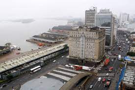 Nuvens em diferentes altitudes com poucas nuvens (cinza claro. Tempo Nublado Predomina Em Porto Alegre Fotos Publicas