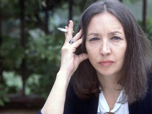 Oriana Fallaci, la periodista que se enfrentó a los poderosos del siglo XX y se salvó de la morgue gracias a un cura