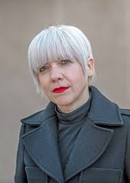 Dones precàries sostenint la vida