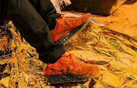 The shoes upper features a mars surface graphic for which the design team studied actual archive images of the red planet. Nike Air Max 90 Mars Landing Cd0920 600 Fastsole