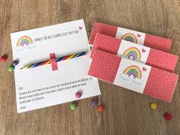 Wie wär´s mit einem geflochtenen herzen, einem blumenstrauß aus papier, einem fenster mit blumen oder einer schön gestalteten zündholzschachtel? Idee Geschenk Abschied Kindergarten Erzieher Einschulung