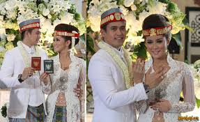 Oleh karena itu, dalam pernikahan adat batak tak hanya lagi dikenal penyatuan antara dua keluarga melainkan juga dua. Batak Wedding Part 3 Persiapan Nikah Adat Batak Roosvansia