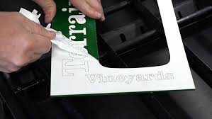 Cara melepas stiker pelapis di akrilik.untuk membuat kalender atau schedule board dari akrilik, bahan dan alat yang kamu perlu sediakan diantaranya adalah satu lembar akrilik yang memiliki ukuran yang sama, alat bor, empat buah sekrup standoff, dan selotip berwarna. Memotong Dengan Laser Papan Tanda Akrilik 3d Berlapis Dengan Epilog Laser