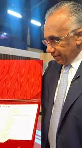 La scheda,es la papeleta en secreto que se usa para elegir a un Papa. Hoy  tuve el honor de tener la usada, cuando se eligió al Papa Francisco. Un  instrumento que forma parte de la secrecía y ...