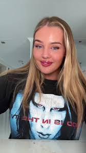 Kayla Hoff's Instagram, Twitter & Facebook