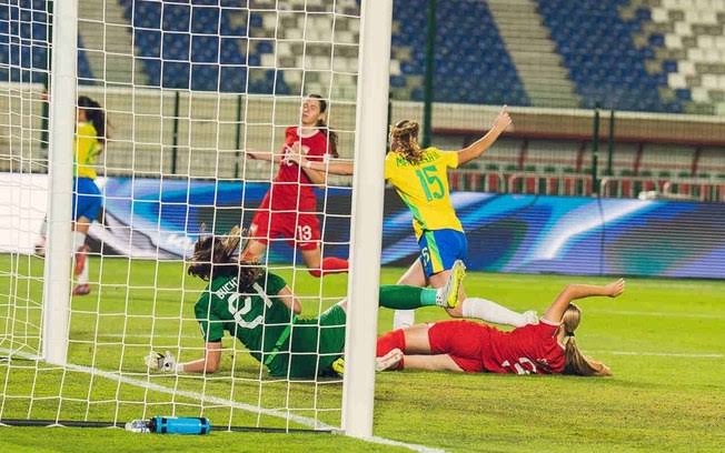 Brasil bate a Pol&ocirc;nia nos p&ecirc;naltis e avan&ccedil;a na Copa Feminina Sub-17