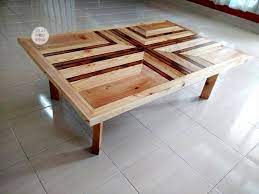 These free coffee table plans will help you build a wonderful centerpiece for your living room that looks great and is very functional. Pallet Pallet Coffee Table With Pattern Top
