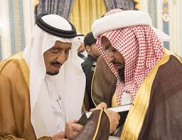 صور خادم الحرمين يستقبل الأمراء والمفتي وجموعا من المواطنين