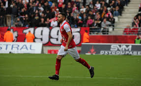 Marvin is famous for having a distinctive guitar sound and appearance, primarily using a clean sound with very high reverb and vibrato, which primarily gives a dreamy effect to the sound. Marvin Martin Footie Spot