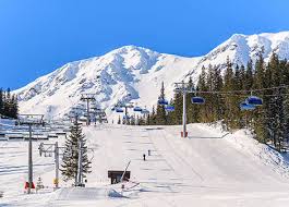 Zimná turistika a skialpinizmus: Ako sa pripraviť na hory v roku 2026