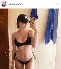 Instructora de yoga, orientadora y artista. Hija De Yuyuniz Navas Impacta Al Mostrarse En Bikini Negro