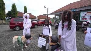 Indonesia is a country in southeast asia, between the indian and pacific oceans. Indonesia People In Ghost Costumes Confront Travellers Returning Home At Covid 19 Checkpoint Video Ruptly