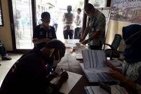 Begitu masuk ke kamar langsung saja kukunci pintu kamarku dan langsung mengecek isi hddnya. Pekerja Transportasi Salatiga Terima Bantuan Keselamatan Besutan Polri
