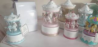 Bomboniera nascita piedini bimba battesimo monoconfetto segnaposto calamita. Giostra Carillon Encantada Mary S Bomboniere