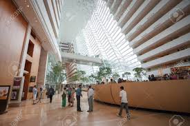 Welcome back to marina bay sands! Singapur 6 November 2012 Die Hotelhalle Marina Bay Sands Dieses Hotel Zu Einem Der Luxuriosesten Hotels Der Welt Das Hotel Verfugt Uber Das Grosste Und Teuerste Casino Der Welt Lizenzfreie Fotos