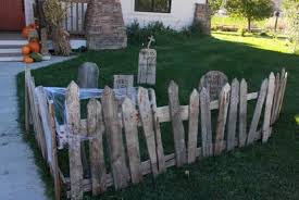Http Www Koifaire Com Articles Wp Content Uploads 2018 10 D C3 A9co Palette Jpg Halloween Outdoor Decorations Halloween Fence Wood Halloween Decorations