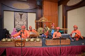 Gong kecil diperbuat dari perunggu berbentuk periok. Kumpulan Muzik Caklempong Cahaya Murni Posts Facebook