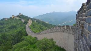 Sehr bekannt und von hundert tausenden touristen besucht ist der teil der chinesischen mauer der etwa 50 kilometer von peking entfernt ist und während der ming dynastie im 14. Chinesische Mauer Von Peking Nach Badaling Und Jinshanling
