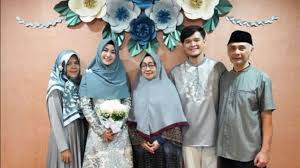 Pengantin adat jawa hijab syar'i. Anisa Rahma Menikah Dengan Konsep Syar I
