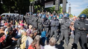 A rétsági rendőrkapitányág 435 km2 kiterjedésű illetékességi területéhez 25 település tartozik, ezen belül 1 város és 24 község. Tobb Tizezres Tuntetest Oszlatott Fel A Nemet Rendorseg Sokan Tiltakozta A Korlatozasok Ellen Berlinben Portfolio Hu