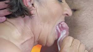 Grannie melkt das sperma aus seinem schwanz und schluckt die ganze cremige  wichse