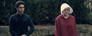 Voir série the handmaid's tale saison 2 dans une société dystopique et totalitaire avec un taux de natalité très faible, les femmes sont div. The Handmaid S Tale La Serie Deja Renouvelee Pour Une Saison 2 News Series Allocine