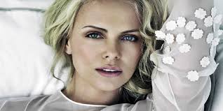 Η charlize theron, αποκάλυψε ότι το να είναι μητέρα δύο παιδιών άλλαξε ριζικά τον τρόπο που φρόντιζε το δέρμα της. Sarliz 8eron Milhse Anoixta Gia To Fylo Toy Paidioy Ths To Tragiko Ths Parel8on Pasmina Gr