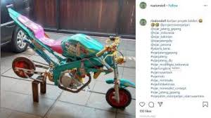 Pada tau nggak motor jadul honda yang memakai seri cb100 (contact breaker / circuit breaker) yang dulunya sempat eksis dan menjadi kebanggaan bagi generasi para orang tua kita dulu, kini menjadi kebanggaan kita para pemuda beda generasi yang sekarang ini begitu mengagumi motor honda satu ini. Kumpulan Berita Modifikasi Motor Naik Yamaha Nmax Jadi Jadian Azis Gagap Merasa Tertipu Dengan Tampilan Tunggangan Ini