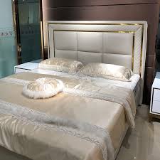 Salotti classici di lusso, ispirazione legata ai grandi stili del passato, tecnologia moderna. Letto Matrimoniale Lusso