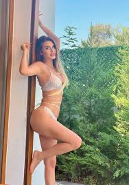 OnlyFans linkini paylaşınca ortalık karıştı! Avukatlığa döndüğünü açıklayan Ebru  Polattan iç çamaşırlı poz