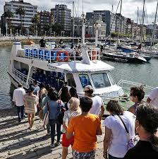 Gijón pasea sin parar por el mar Cantábrico: así son los viajes en barco  por la bahía de San Lorenzo