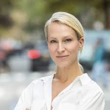 Leslie Bishop's Instagram, Twitter & Facebook