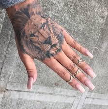 This design is tattooed on the finger and features different colored lines and dots. Hand Tattoos Fur Frauen 50 Schone Hand Tattoo Designs Tattoo Ideen Hand Tattoos Tattoos Frauen Tatowierungen Frauen