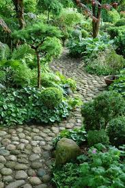 111 Gartenwege Gestalten Beispiele 7 Tolle Materialien Fur Den Boden Im Garten In 2020 Gartenweg Gestalten Garten Grundriss Gartenweg