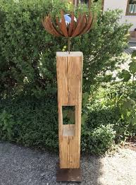 Altholzbalken Mit Edelrostblute Silberkugel Und Bodenplatte Edelrost Altholz Holz Bodenplatten