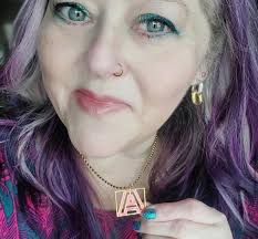 I love these earrings + the model! 🖤 Mari earrings $26