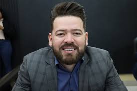 Vereador Pastor Mauro Ortiz solicita ponto de ônibus coberto no Residencial  II