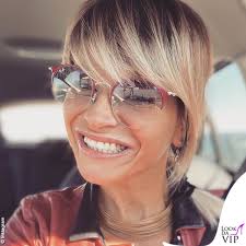 Ecco su instagram le immagini del nuovo look. Nuovo Look Per Alessandra Amoroso Caschetto E Frangetta Look Da Vip