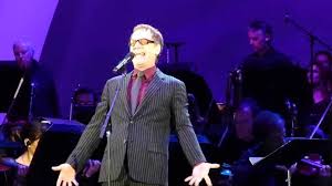I love danny elfman :3. Tim Burton Die Besten Soundtracks Zu Seinen Filmen Beetlejuice Batman Und Alice Im Wunderland Filmmusik Br Klassik Bayerischer Rundfunk