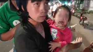 Bình Dương: Bà bầu, trẻ nhỏ té ngã khóc thét vì đường phố bất ngờ đổ đầy  nhớt