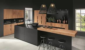 Modern Industriele Keuken Met Hout En Zwart Erondawoonmode Keuken Zwart Maatwerk Modern Meubelenopma Cozinhas Modernas Design De Cozinha Design De Casa