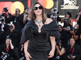 Monica Bellucci deslumbra en la alfombra roja del Festival de Venecia con un vestido de Vivienne Westwood | Vogue España