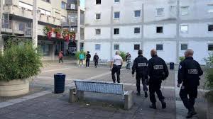 Saint Brieuc La Police Disperse Un Attroupement D Une Centaine D Ados Place De La Madeleine Saint Brieuc Maville Com