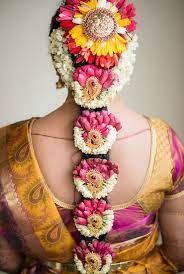 I am sure you will become the center of attraction if you try actually, hair flowers are not only for bridal, but it is also suitable for vacation too. Neelam Arun Wedding Chennai Bridal Hair Accessories Flower South Indian Bride Hairstyle Indian Bride Hairstyle