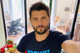 Christophe beaugrand born january 2 1977 is a french television presenter and journalist christophe beaugrand certains animateurs t l ne peuvent pas parle. Les Celebrites Confinees A Sevres Christophe Beaugrand En Profite Pour Pouponner Le Parisien