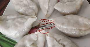 韭菜菜板蒜菜板这客家河婆粿从我中学时期 就必须要学懂的如何把小圆面团压成薄薄的碗形 每次妈妈在搓面团时 爸爸就会负责对我碎碎念 你啊 还不快去跟着学做客家蒜板 等你嫁人时 什么都不会做就会被人骂 那时的我年少 food oriental food tableware