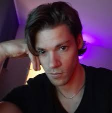 Tinny arms flex 🥹 how you guys doing 8.5j training what should i improve  or any tips to break a plateau i feel like im stuck at the same size for 1j