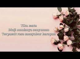 Tika mata di uji manisnya senyuman terpamit rasa menuju harapan dan seketika terlontar ke dunia khayalan hingga terlupa singgah perjalanan tersedar aku dari terlena dibuai lembut belaian cinta. Lirik Lagu Atas Nama Cinta Unic